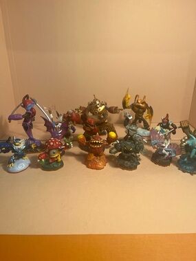 Skylanders Assorted Action Figure Toy Pack - Multicolor lot includes 15 figures
